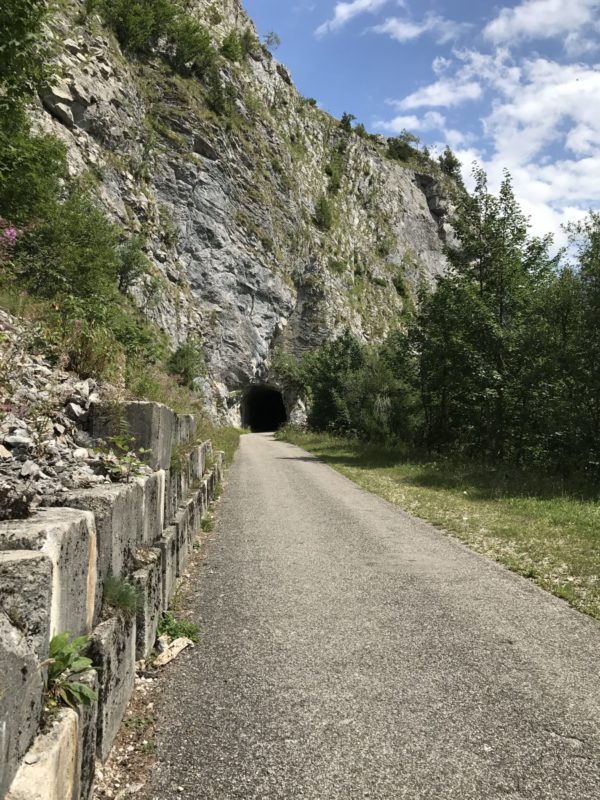 Kurzer Tunnel vor Lac de'l Hongrin